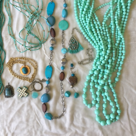 Lot Turquoise Colored Jewelry - Necklaces, beaded, bracelet, pendants, earrings - Picture 1 of 15